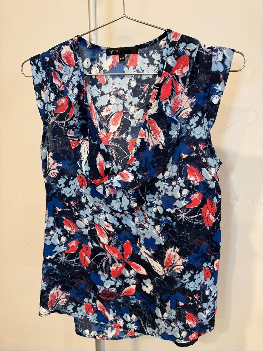 Gibson Latimer Navy Floral V-Neck Cap Sleeve Top - Red & Light Blue